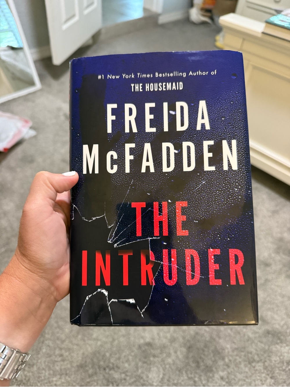 Freida McFadden - The Intruder (Navy & Red Hardcover)